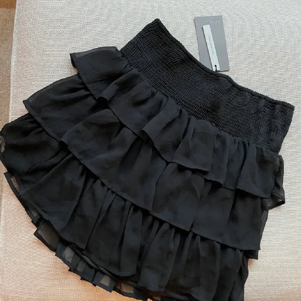 Trendig svart volangkjol från Vero Moda, köpt ny här på Plick och endast använd 1 gång. Storlek M🥰 200kr + frakt . Kjolar.