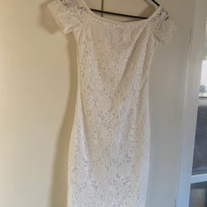 Vit klänning - Säljer denna vita spetsklänning. Använd 1 gång.            Storlek XS/S. 150kr + 66kr. 