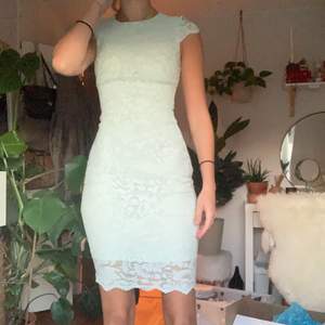 Spets klänning ifrån Gina Tricot i mint färg. Storlek XS, använd fåtal gånger, köparen står för frakten!
