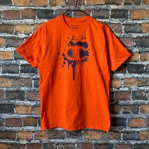 Vintage Orange Champion T-shirt - En snygg Champion t-shirt i fint skick. Köpt på beyond retro i sthlm. Y2k vibes definitivt. Står storlek XL men passar som M på mig som är 168 cm. För fler bilder eller mått kontakta mig!