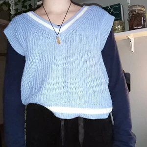 Blå väst - En fin, oanvänd blå väst i gott skick. Har ingen speciell info om västen men för mer info skriv privat. 