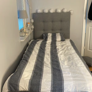 Säng  - Hej jg säljer min säg som jag har haft i ungefär 1-2 år inte avsvär för har varigt på semester ett tag och ska få en ny den är i bra skick men kan diskutera om priset 