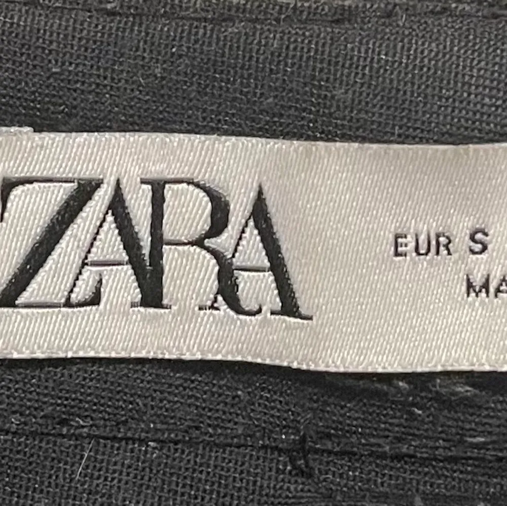 superlånga högmidjade svarta kostymbyxor som sitter som en smäck, säljer då jag föredrar low waisted byxor. Köparen står för frakt 💋💋💋 bra å veta är att jag är ca 175-180 lång, slitage i fickor . Jeans & Byxor.