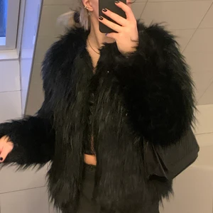 Pälsjacka  - Supersnygg svart pälsjacka från BikBok. Ej äkta päls. Storlek M. Pris 200kr. Frakt tillkommer.