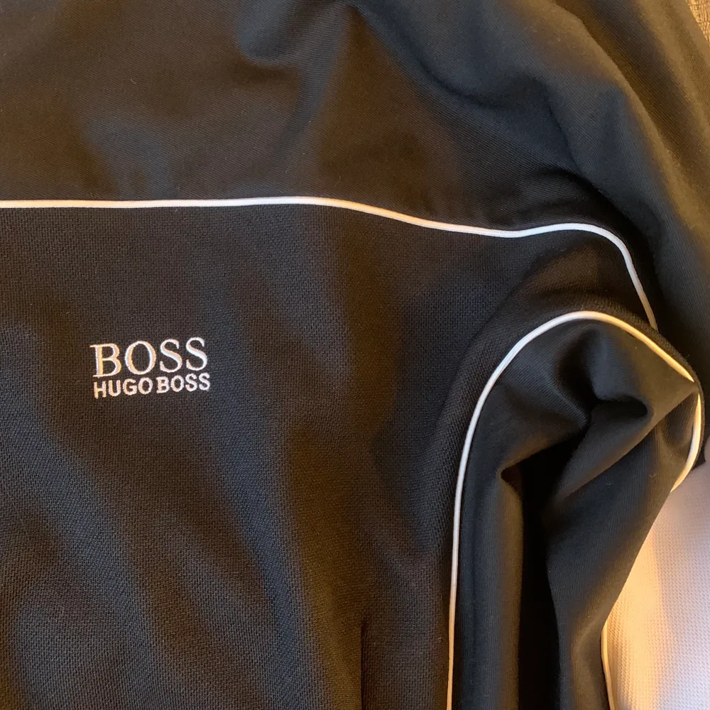 Hugo boss tröja med fickor. Den är i nyskick och nypris är 2500kr. Tröjan är storlek S men skulle även säga att den passar XS/S/M. (Herr modell). Tröjor & Koftor.