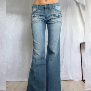 Lågmidjade jeans - Lågmidjade utsvängda jeans med coola fickor från Used Jeans! Stl 26 och passar mig som brukar ha XS/S. Jag är 173 cm och innerbenslängden är ca 76 cm (uppsydda) och midjemåttet ca 76 cm 💘 BUDA PRIVAT, bud: 250 + frakt