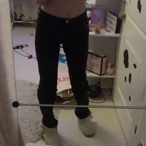 ZARA MIDWAIST JEANS  - intressekoll på mina midwaist jeans från zara! dessa byxor är helt slutsålda överallt! inga defekter, bara använda ca 3 gånger. storlek 38 MEN väldigt små i storleken. jag har storlek 34 egentligen och 38 passade mig. 