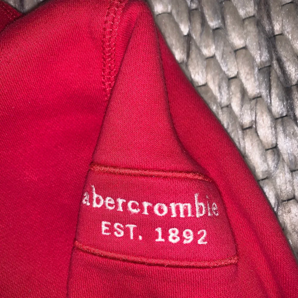 Säljer min röda abercrombie & fitch tröja. Skriv för fler bilder. Storlek M men sitter som en S. Vill bli av med den så snabbt så möjligt. 💓. Hoodies.