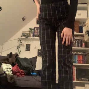 Abercrombie & Fitch svarta byxor - Supersköna rutiga kostymbyxor köpta på Abercrombie & Fitch i USA för två år sen✨✨ Tyvärr lite korta för mig som är drygt 170🥲 Säljer även ett par byxor i samma modell men i annat mönster!! Köp båda för 200kr + frakt eller ett par för 120kr🤩