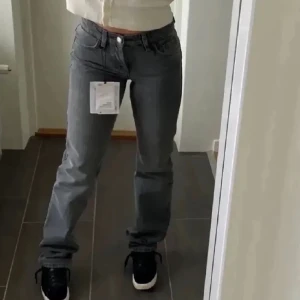 Zara jeans  - Lågmidjade stentvättade jeans från zara 