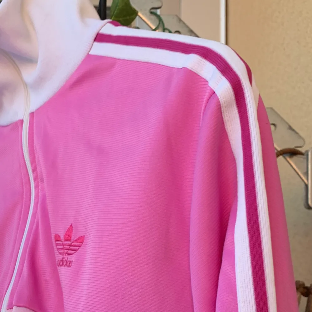Adidas zip kofta med olika nyanser av rosa. Vita streck. . Tröjor & Koftor.
