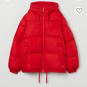 Röd jacka  - Slutsåld jacka från h&m, använd 5 gånger .