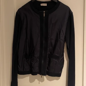 Moncler cardigan - Säljer min fina marinblåa cardigan från moncler💕 den är i en storlek medium men passar både xs och s då den är ganska kort i modellen. Skriv ifall du behöver mått eller liknande😊