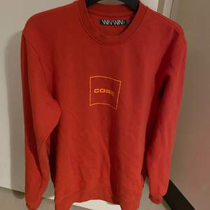 Fin orange sweatshirt från carlings nästan oanvänd 