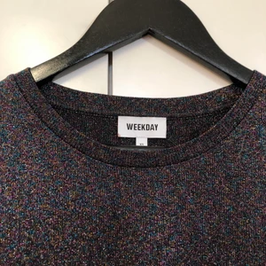 Glittrig T-shirt  - Fin knappt använd tröja från weekday, lite oskönt tyg tyvärr. 