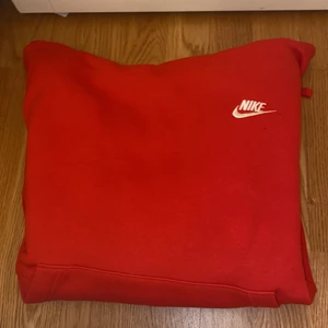 Nike hoddie stl S - Jätte snygg röd Nike hoddie i storlek s använd 1 gång och inga alla fläckar eller defekter skriv privat för men info,bilder 