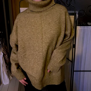 Oversize stickad tröja  - Jättefin brun stickad tröja. Använt sparsamt och säljer pga inte min stil längre. Är som nyskick💗