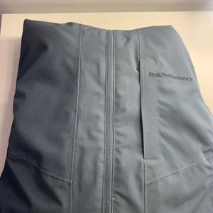 Peak - Säljer min peak jacka som inte kommer till användning länger , den är i Stolek s men i herr ,så därför lite större, köpt för 2000kr 