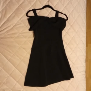 River island drees - Klänning från river Island som inte finns i Sverige mer. Klänningen är svar och har en Rosén längst up,den typ använd 3-4 gånger. Original priset var 350 tror jag men kommer lägga det på 150 frakt