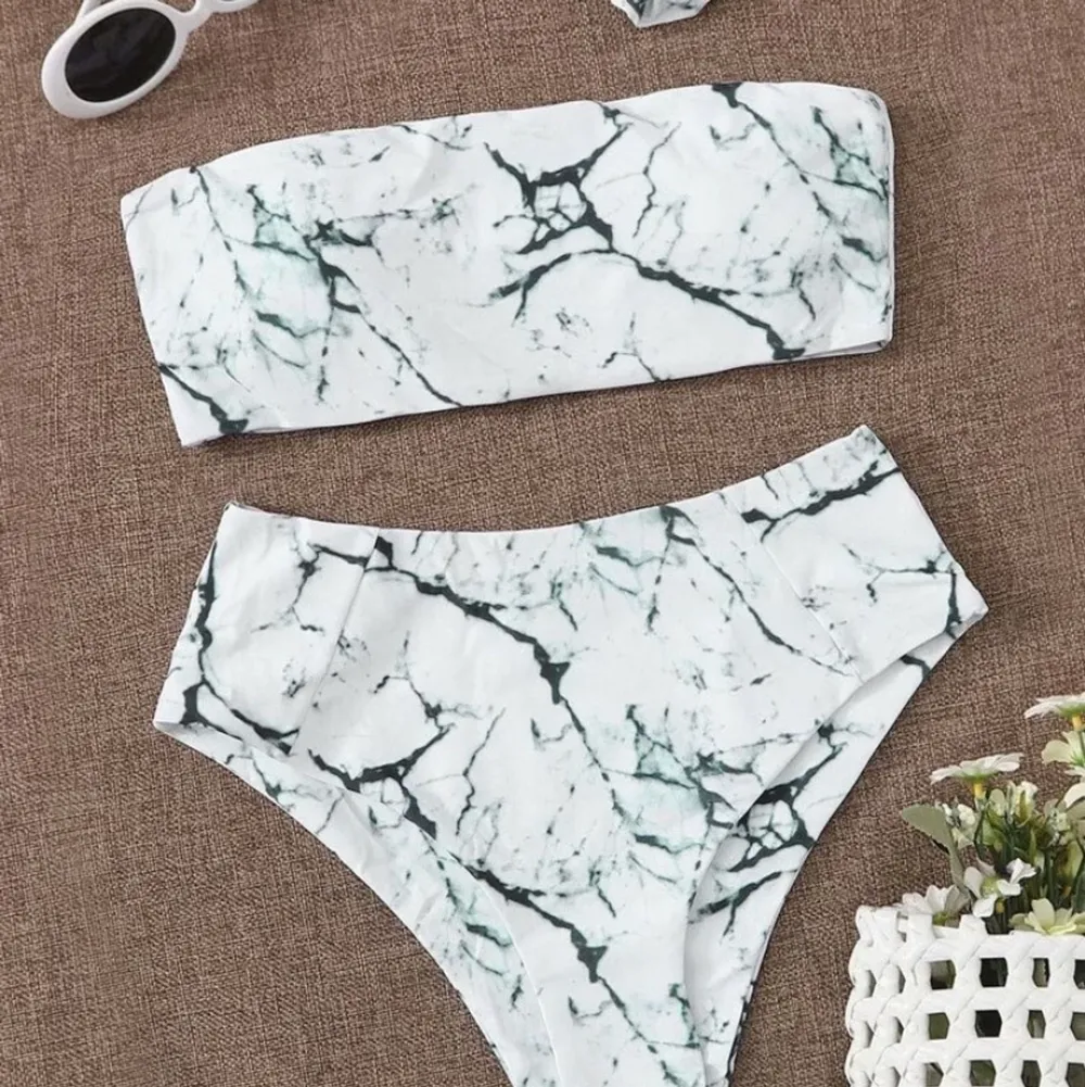 Köpte denna bikini förra sommaren då väldigt använd.. men i bra skick!! Fin vit marmor färgad bikini i XS-S💖 Helt slut sold på hemsidan (99kr) säljer för 40kr . Övrigt.
