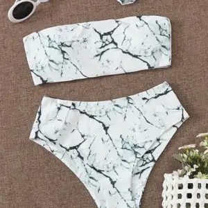 Köpte denna bikini förra sommaren då väldigt använd.. men i bra skick!! Fin vit marmor färgad bikini i XS-S💖 Helt slut sold på hemsidan (99kr) säljer för 40kr 