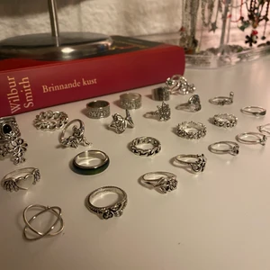 ringar!! - massvis med riktigt coola silvriga ringar❤️‍🔥 antingen är de för stora för mig eller så har jag bara inte fått användning av dem :-( 35kr/st, 15kr/st för de fyra sista längst ner! paketpris vid köp av flera! skriv för fler bilder<3