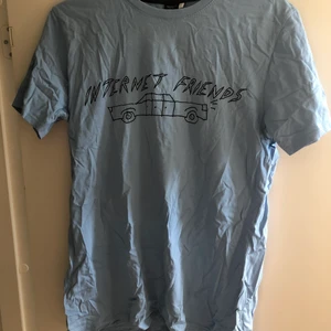 T-shirt  - En MERCH T-shirt från internet friends. 