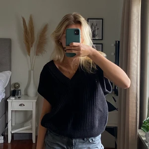 Stickad väst - Svart stickad väst från gina