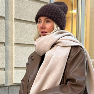 Brun mössa other stories - Brun mössa från other stories som är slutsåld. Så snygg med prislapp kvar, aldrig använd då den inte passade min huvud form riktigt💋