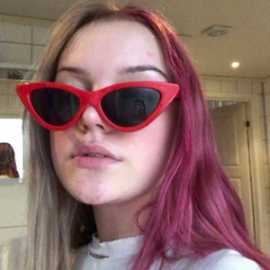 röda solglasögon - solglasögon med cateye form! köpta 2019 så det är mycket välanvända och har några små repor. men de märks inte när man har på sig dem! hör av er vid frågor eller intresse! frakten är inräknad i priset!🥳🥳🥳