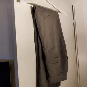 Ett par gråa kostymbyxor i fint skick från Nakd. Använt ett fåtal gånger men kan tyvärr inte ha dom längre. 