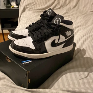 Jordan 1 Mid Carbon fiber. Storlek 40,5 - Fina Jordan 1, köpta på retstocks. Använda ca 10-15 ggr. Fint skick. Box medföljer. Lite crease på vänster sko men inget alls på höger. Kvitto finns och Kan fraktas. Priset kan diskuteras vid snabb affär. Lyssnar på seriösa bud