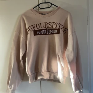 Sweatshirt  - Säljer denna sweatshirt då den aldrig kommer till användning. Storlek M. 100kr + frakt 66kr 