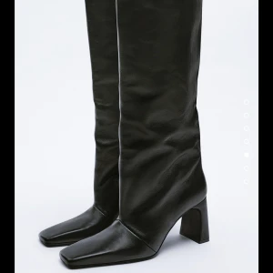 ZARA Stövlar - SLUTSÅLDA !! Helt nya ❤️‍🔥 Säljer dessa nya trendiga skinnstövlar ifrån ZARA som endast är testade. Säljs pga att jag har ett par liknande redan! Klackhöjd 7.5cm👌🏼 Ordinarie pris 2195kr 