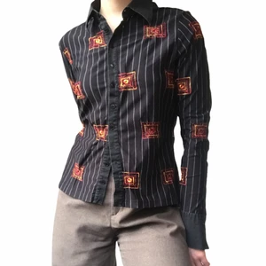 Anne fontaine skjorta - Skitsnygg skjorta från Anne Fontaine. Storlek 4, så typ M-L, säljer för den är för stor för mig. Frakt tillkommer 🤍