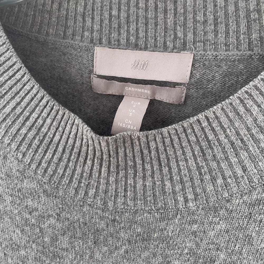 Säljer min kashmir tröja från H&M i jättefint skick! Köpt för ca 1500 tror jag och säljer för 500! I storlek S💕. Tröjor & Koftor.