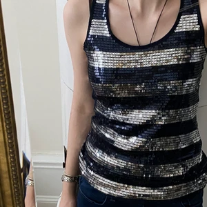 Blå och vit paljett linne - Ett 2000-tals linne med paljetter i storlek S. 