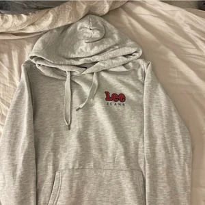 Lee - INSTRESSEKOLL på denna grå hoodie från Lee, använd fåtal gånger och i nyskick! Nypris: 400kr LÅNADE BILDER så skriv privat för egna, priset kan diskuteras vid snabb affär💕