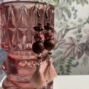 Bohemian pink and wooden earrings - Earnings with bohemian style, wooden pearls and rocailles pearls. Hand made and painted, thus completely unic, one of a kind.