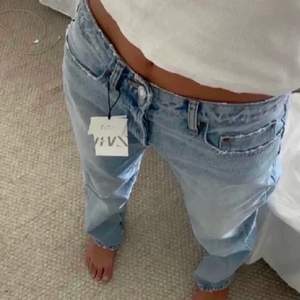 Säljer nu mina jeans som jag tyvärr inte får någon användning för längre 💘 (Inte min bild) hör av er för egna bilder eller funderingar⚡️💘 frakten ingår inte i priset⚡️⚡️