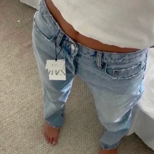 Blåa midrise jeans - Säljer nu mina jeans som jag tyvärr inte får någon användning för längre 💘 (Inte min bild) hör av er för egna bilder eller funderingar⚡️💘 frakten ingår inte i priset⚡️⚡️
