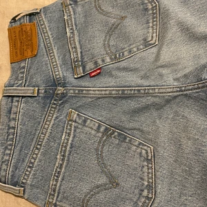 Levis jeans  - Hej säljer dessa super snygga Levis jeansen pågrund av att dom är på gränsen för förkorta❤️stolek 23❤️ är på gränsen till förkorta på mig som är 163 cm❤️säljer även tre till par Levis jeans! Så gå in och kolla på min profil ❤️ Mvh Anna