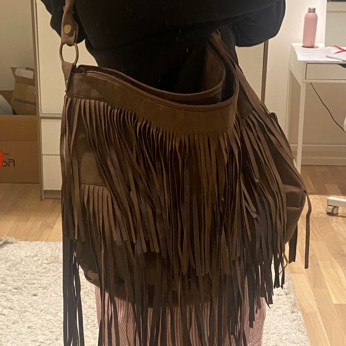 Brun väska i mocka med fransar - 90