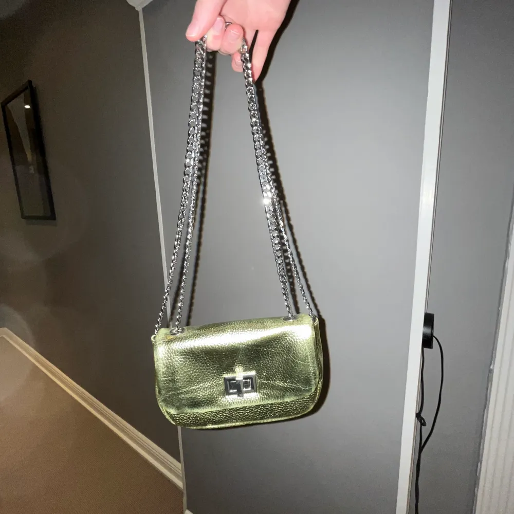 Supergullig liten väska i en fin grön färg ifrån Zara. Aldrig använd, inga defekter! . Väskor.