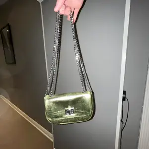 Supergullig liten väska i en fin grön färg ifrån Zara. Aldrig använd, inga defekter! 