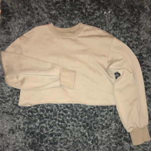 Sweatshirt kort - Beige kort sweatshirt, använd knappt 3 gånger 