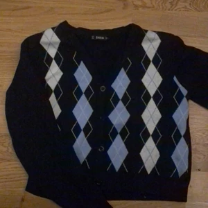 Tröja/kofta - Super fin tröja från Shein, super fin och lite croppad. Sparsamt använd. Storlek S🥰