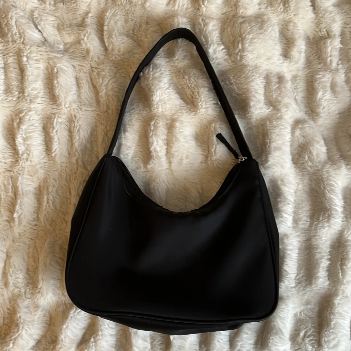 Svart axelremsväska 