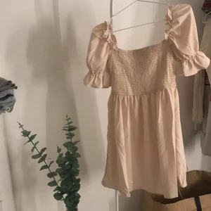 Söt klänning - Säljer en supersöt klänning! Beställde den men var tyvärr för liten, storlek XS. Inte strykt på bilden. Fin ljusrosa/beige färg. Aldrig använd, endast testad.💓