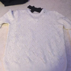 vitt stickad tröja med en rosett  - Väldigt fin tröja med en rosett i bak på tröjan stickade använt ca 5 gånger storlek 146/152